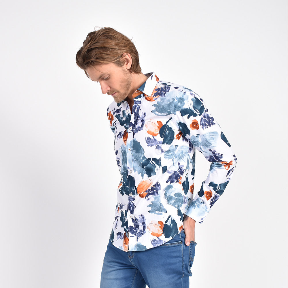 Camisa con botones y flores que caen en acuarela