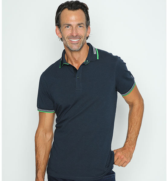 Navy-blue collar with striped collar and striped, ribbed armbands.