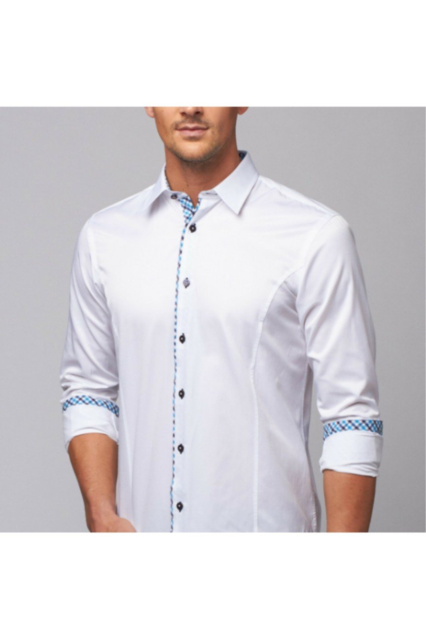 Camisa blanca con botones y ribete de cuadros azules