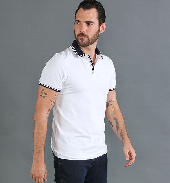 Ocho X Disenador de ropa masculina Polo blanco con ribete azul marino Eight X